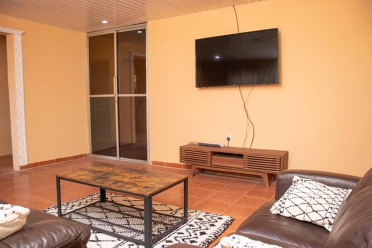 Fully Aircondition 3Bed Villa- A C- Wifi- Hotwater フリータウン エクステリア 写真