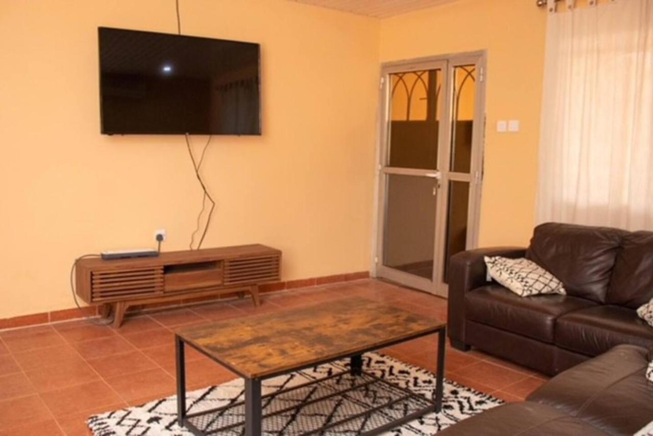 Fully Aircondition 3Bed Villa- A C- Wifi- Hotwater フリータウン エクステリア 写真